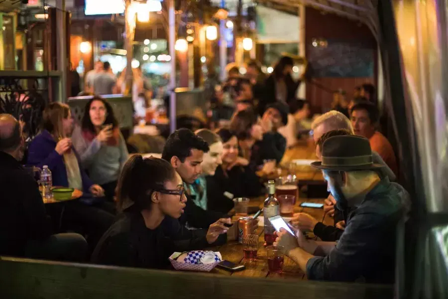 人们在SoMa拥挤的用餐区用餐. San Francisco, California.